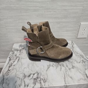 Stylish Tan Ankle Boots with Buckle Detail